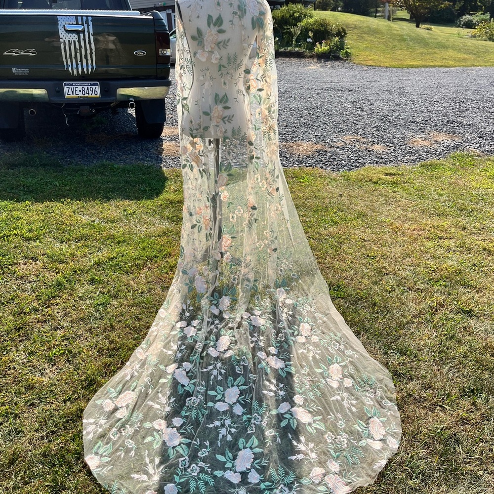 Wedding veil brand new very beautiful.